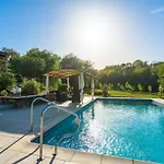 בית נופש Poolside Haven In Salles *