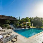 בית נופש Poolside Haven In Salles *