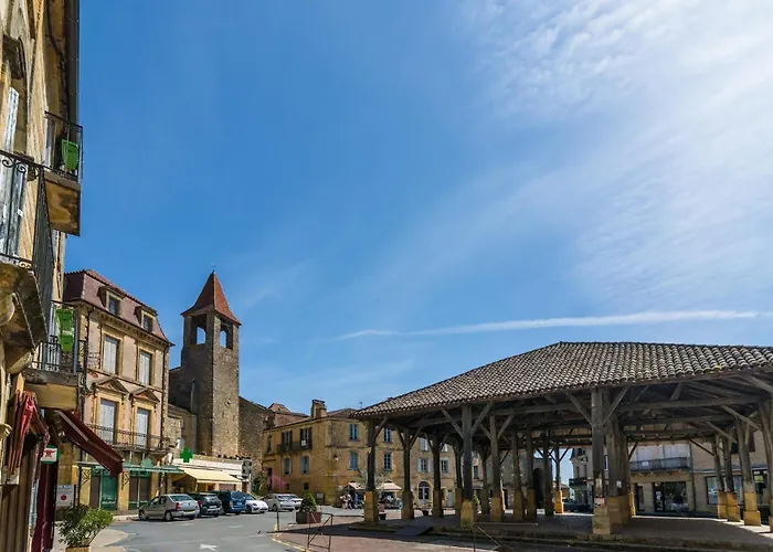 Poolside Haven In Salles 펜션 *